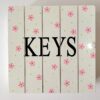 Gerecycled sleutelkastje met dot painting bloemen – vrolijke duurzame wanddecoratie