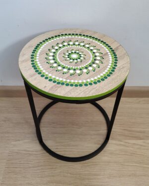 Uniek bijzettafeltje met mandala dot painting